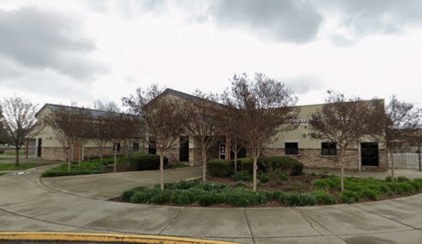 Два человека получили ранения в результате нападения в школе Elk Grove
